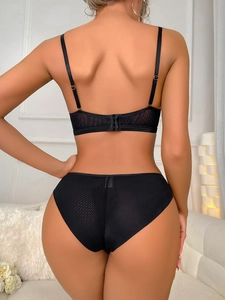 Détails de lingerie en dentelle noire avec bretelles réglables et texture en maille