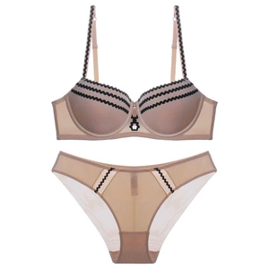 Ensemble de lingerie nude avec soutien-gorge push-up et culotte ornée de liserés noirs