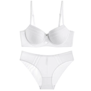 Vue à plat d'un ensemble lingerie blanc en dentelle avec soutien-gorge et culotte assortie