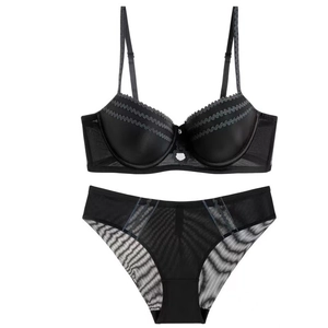Détails de l'ensemble de lingerie en dentelle noire avec tissu en mesh et broderie