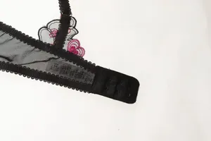 Détail macro du soutien-gorge en dentelle française avec broderie et agrafes au dos