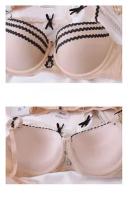 Détail d'un soutien-gorge en dentelle nude avec bordures noires et bonnet respirant