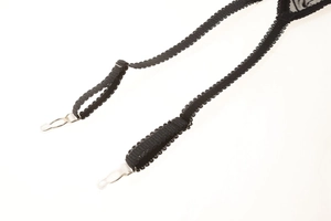 Détail de jarretelles en dentelle noire avec clips métalliques réglables sur fond blanc