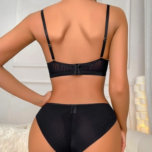 Completo intimo sexy in pizzo nero con reggiseno in mesh e slip visto da dietro