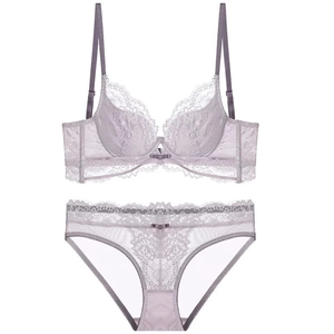 Elegante set di lingerie in pizzo lavanda con reggiseno con ferretto e slip coordinati