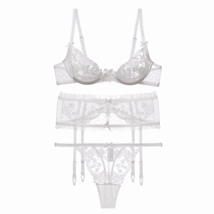 Dettaglio del set di lingerie in pizzo floreale bianco con ricami e fiocchi in raso