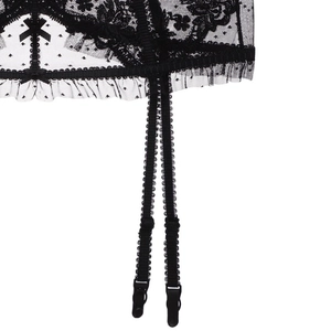 Dettaglio reggicalze in pizzo nero con fiocchi decorativi e ganci regolabili