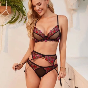 Ensemble lingerie 3 pièces en tulle noir avec broderie cœurs et dentelle fine