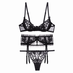 Set lingerie tre pezzi in pizzo nero con ricamo floreale e reggicalze abbinato