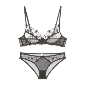 Ensemble lingerie en tulle noir français avec broderie de cœurs et bords festonnés