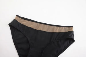 Detailansicht der nahtlosen schwarzen Damen-Unterhose mit Mesh-Einsatz und Zickzack-Naht