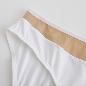 Weiße nahtlose atmungsaktive Mesh-Unterhosen mit beigen Einsätzen und glatter Zickzack-Naht