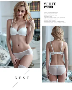 Détail avant et arrière de l'ensemble de lingerie en dentelle blanche avec soutien-gorge