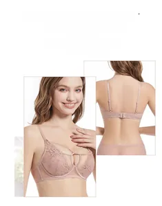 Details des rosa Spitzen-BHs mit X-Riemen und feiner floraler Stickerei-Textur
