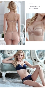 Vue détaillée de l'ensemble de lingerie sexy en dentelle décolleté en V profond et satin