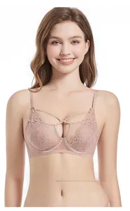 Nahaufnahme vom rosa Spitzen-BH mit weichem U-Bügel und Kreuzgurtdetail