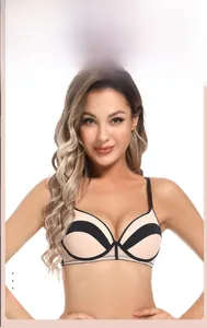 Détail d'un soutien-gorge sans couture bicolore avec armatures souples effet galbant