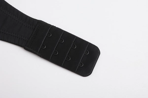 Détail de la fermeture dorsale de soutien-gorge noir sans couture à quatre rangées