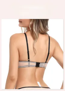 Vue arrière d'un soutien-gorge sans couture avec fines bretelles et tulle rose