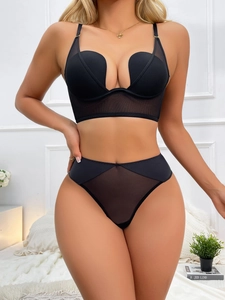 Vue détaillée d'un ensemble de lingerie en dentelle noire avec soutien-gorge push-up en U