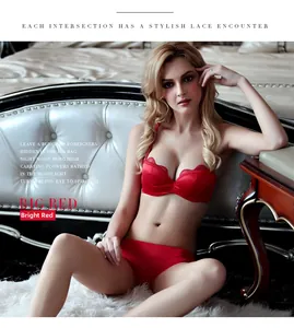 Détail d'un ensemble de lingerie en satin rouge avec dentelle et soutien-gorge