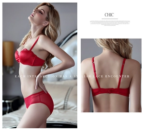 Détail de l'ensemble de lingerie en satin rouge avec dentelle et dos à lanières élégant
