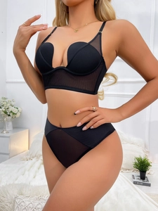 Détail d'un ensemble de lingerie en résille noire avec soutien-gorge push-up et culotte