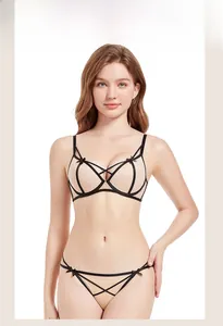 Vue détaillée d'un ensemble de lingerie en dentelle avec nœuds noirs et lanières