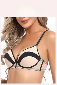Détail du soutien-gorge contrasté sans couture avec ailes latérales en maille légère