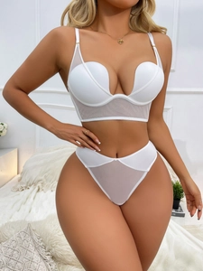 Détail d'un ensemble soutien-gorge push-up blanc en V et string en maille à taille haute