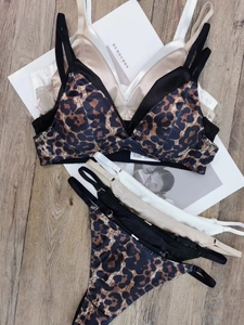 Détail de l'ensemble de lingerie en satin sans couture en mélange 88 % polyester et 12 % élasthanne