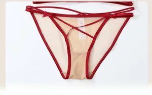 Détail de culotte en dentelle rouge foncé avec mesh transparent et petits nœuds élégants