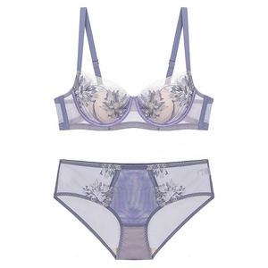 Détails de broderie sur l'ensemble soutien-gorge en dentelle lavande et tissu mesh transparent