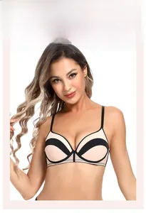 Détail du soutien-gorge bicolore beige et noir avec fines bretelles et armatures