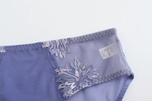 Détails de la broderie florale sur maille transparente avec doublure en coton doux