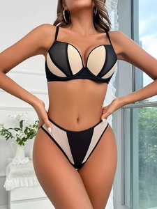 Dettaglio del set di lingerie push-up bicolore con trama a righe e finiture in pizzo