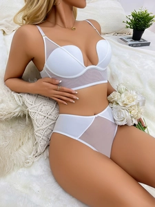 Détail d'un ensemble de lingerie en dentelle blanche avec tulle et bretelles réglables