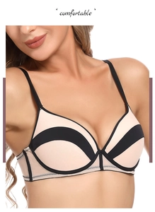 Détail du soutien-gorge push-up style français avec dentelle noire et côtés en résille