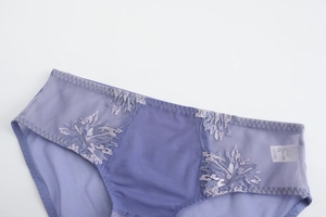 Détail de culotte en dentelle lavande avec maille transparente et broderie florale