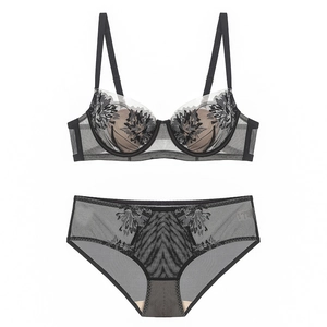 Détails d'un ensemble de lingerie française avec broderie florale en dentelle noire