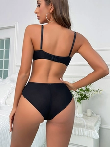 Vista posteriore di un set di lingerie a coste nere con spalline sottili e slip