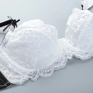 Soutien-gorge en dentelle florale blanche avec bordure noire et armatures de maintien