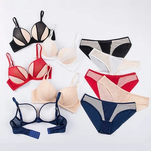 Dettaglio in piano di set reggiseno push-up e slip in mesh in vari colori vivaci