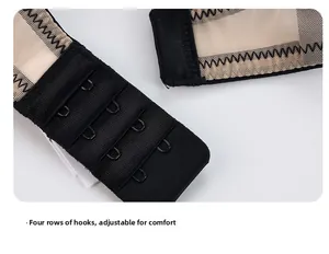 Détail macro de l'agrafe arrière à quatre rangées sur un soutien-gorge push-up en mesh