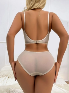 Détail de soutien-gorge chair sans couture dos nu en U et culotte en mesh transparent