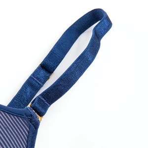 Dettaglio macro della spallina blu navy con fibbia di regolazione in metallo dorato