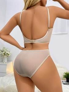 Vue détaillée d'un soutien-gorge dos nu en U beige et d'une culotte en maille assortie