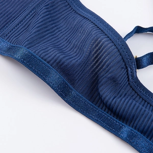 Macro dettaglio del tessuto a coste blu scuro e cuciture di precisione sulla lingerie