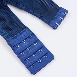 Dettaglio della chiusura posteriore a quattro file sul reggiseno blu navy con trama a rete