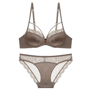 Ensemble lingerie en satin et dentelle avec soutien-gorge push-up et culotte bronze